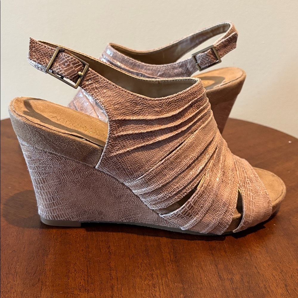 Aerosoles  open toe sling back shoe/wedge heel  tan sparkly leather/suede size 9 - Picture 6 of 14